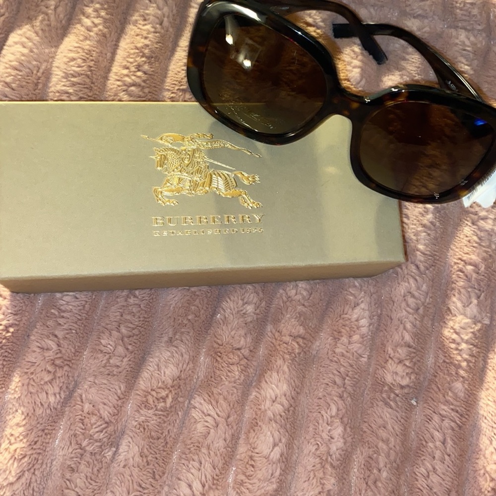 Authentic Burberry woman’s sunglasses 🕶️ 😎 - Picture 8 of 9